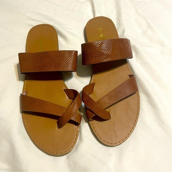 Shoe Dazzle woman's Cloey whisky brown crisscross thong sandals size 7 casual - Picture 1 of 7